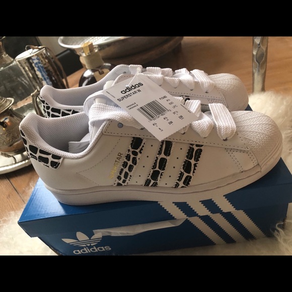 BNWT Rare Adidas Superstars Zebra Print/GOLD SZ 6! - Picture 4 of 12